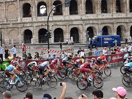 Kolem nejvtího ímského amfiteátru - Kolosea, jezdí závodníci v rámci Giro...
