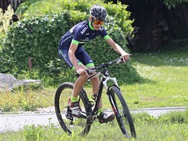Patnctilet talentovan cyklista Dominik Molk preferuje pedevm horsk...