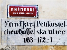 Snmovní ulice u od 14. století spojuje beh Vltavy s jiním vstupem Hradu....