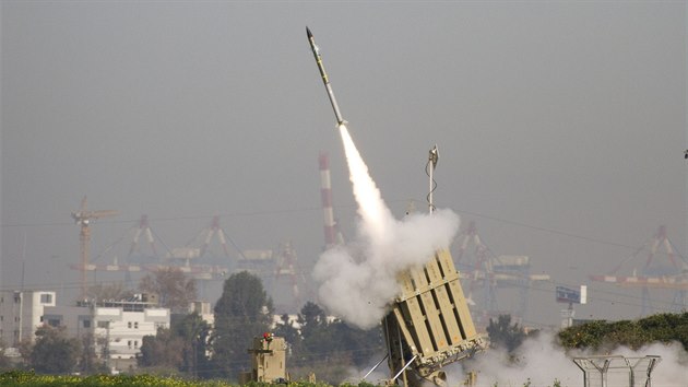 Izraelsk protiraketov systm Iron Dome zasahuje nedaleko msta Adod proti palestinskm raketm. (bezen 2012)