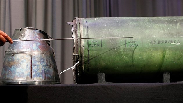 lomek rakety pouit pi sestelen malajsijskho boeingu nad Donbasem na tiskov konferenci mezinrodnho vyetovacho tmu o pinch katastrofy (24. kvtna 2018)