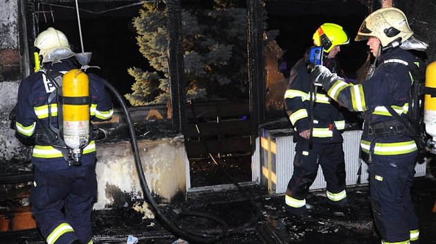 V noci na sobotu zasahovali hasii na Praze 9 u poru domu (26. kvtna 2018).