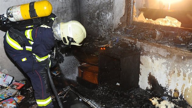 V noci na sobotu zasahovali hasii na Praze 9 u poru domu (26. kvtna 2018).