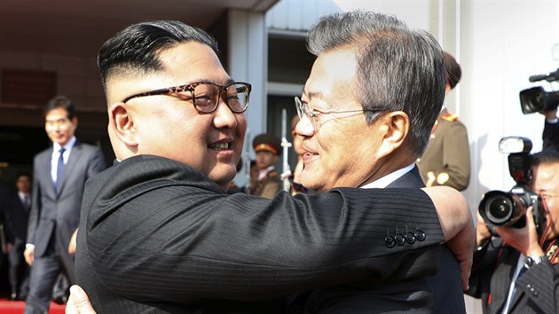 Ldi KLDR a Jin Koreje Kim ong-un a Mun e-in se opt seli v demilitarizovanm psmu. (26.5.2018)