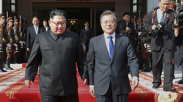Ldi obou korejskch stt Mun e-in (vpravo) a Kim ong-un pi spolenm setkn 26. kvtna 2018.