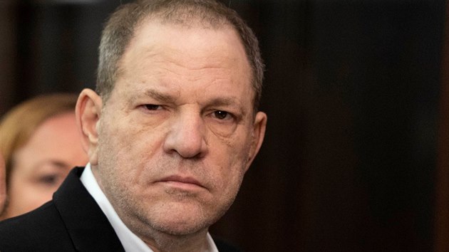 Harvey Weinstein, jeho ppad vyvolal mezinrodn hnut proti sexulnmu obtovn s nzvem MeToo, se dobrovoln pihlsil newyorsk policii. Hroz mu, e ve vzen strv a 25 let. (25. kvtna 2018)