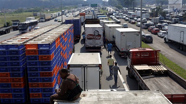 Odborov organizace idi kamion zahjily v Brazlii  celonrodn stvku kvli nrstu cen pohonnch hmot. Tisce kamion zablokovaly dleit silnice (25. kvtna 2018)