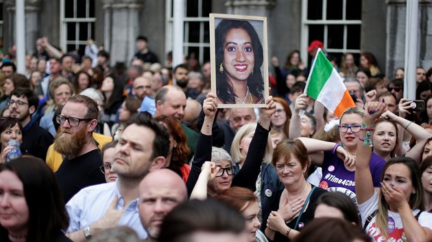 Irov v Dublinu oslavuj vsledek referenda, kter zruilo letit zkaz potrat. (26. kvtna 2018)