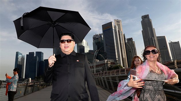 Obyvatele Singapuru i mstn turisty pekvapil dvojnk severokorejskho dikttora Kim ong-una, kter vystupuje pod jmnem  Howard X. (27. kvtna 2018)