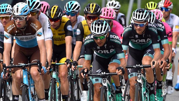 Peloton vstupuje do 20. etapy cyklistickho zvodu Giro d'Italia.