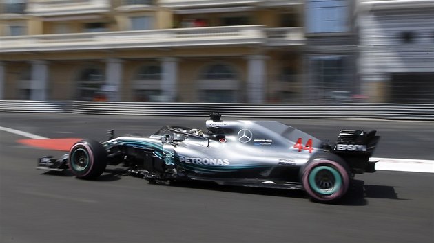 Brit Lewis Hamilton sout se svm vozem Mercedes v kvalifikaci na Velkou cenu Monaka.