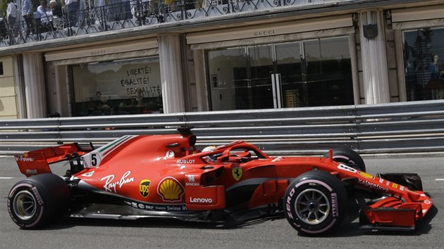 Nmeck pilot z tmu Ferrari Sebastian Vettel se ene kvalifikac na Velkou cenu Monaka.