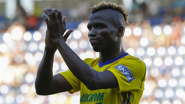 Zlínský fotbalista Ubong Mosses Ekpai děkuje fanouškům za podporu.