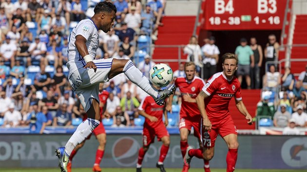 Dyjan Carlos De Azevedo z Baníku (v bílém) si zpracovává míč v utkání s brněnskou Zbrojovkou.