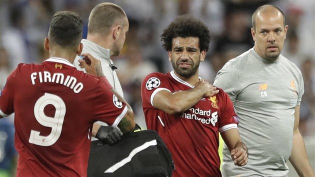 Zrann liverpoolsk hvzda Mohamed Salah (druh zprava) se slzami v och opout finle Ligy mistr.