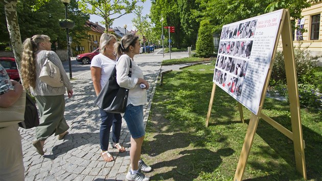 Studenti jihlavskho gymnzia leton maturitn tabla pojali v hodn temnm duchu: na jednom se vichni nechali vyobrazit pi sebevradch, na druhm je poven pohebn vnec. Jejich vtvory adu lid pobouily.