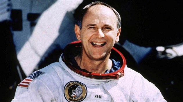Astronaut Alan Bean ve vku 66 let pzuje ve skafandru v Johnsonovu vesmrnm stedisku v Texasu.