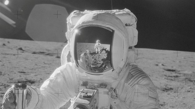 Astronaut Alan Bean dr ndobu na vzorky msn pdy (19. listopad 1969).