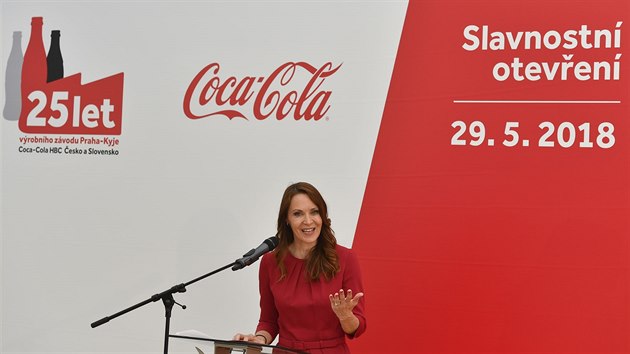 Coca-Cola HBC R a Slovensko otevela v praskch Kyjch dv zmodernizovan linky. Bude na nich tak nov vyrbt npoje rostlinnho pvodu, tzv. rostinn mlka, pod znakou AdeZ pro 11 evropskch stt. Na snmku generln editelka Coca-Cola HBC R a Slovensko Maria Anargyrou-Nikoli. (29. kvtna 2018)