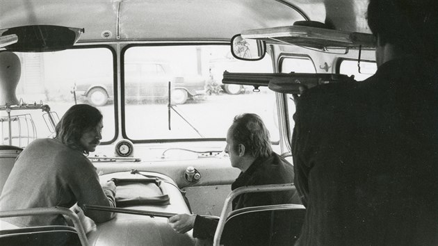 nos autobusu v kvtnu 1978: policejn rekonstrukce, vlevo je Vclav Bare