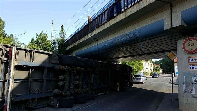 idi kamionu vjel pod eleznin most v st nad Orlic. Po nrazu se kolos pevrtil na bok. (21.5.2018)