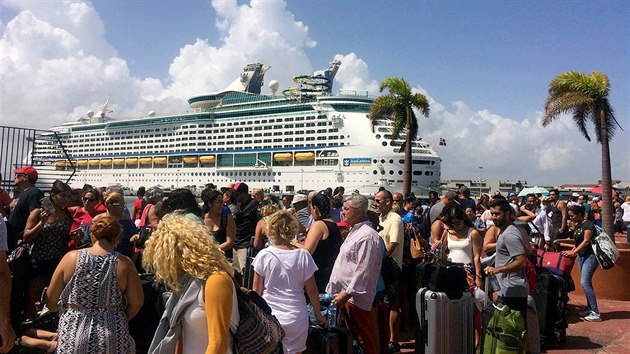Cestujc ekaj v portorickm pstavu na nalodn na plavidlo spolenosti Royal Caribbean.
