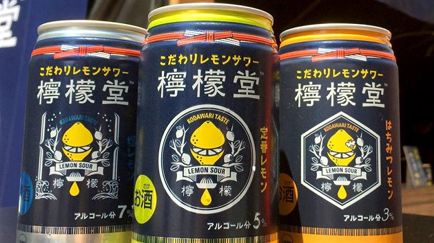 Alkoholick npoj Lemon-Do z produkce spolenosti Coca-Cola v nabdce obchodu v japonsk  Fukuoce. (28. kvtna 2018)