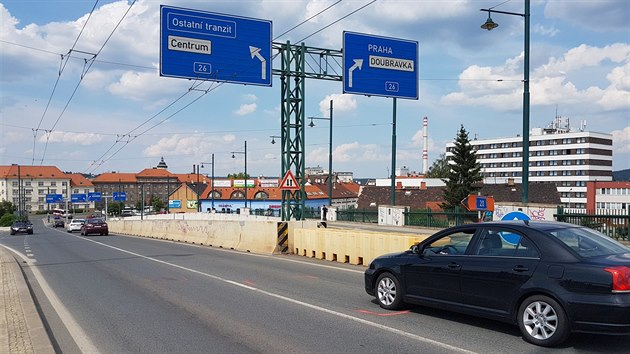 Msto na most Nad ndram, kde chodec pod vlivem alkoholu s dttem vbhli ped auto.