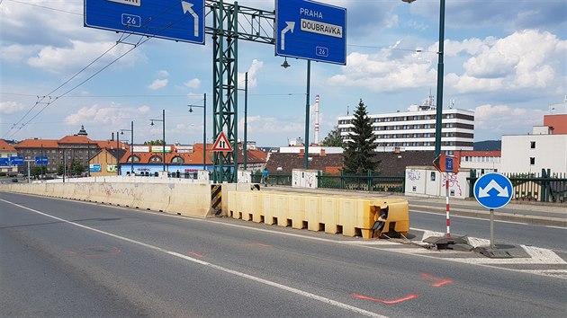 Msto na most Nad ndram, kde chodec pod vlivem alkoholu s dttem vbhli ped auto.