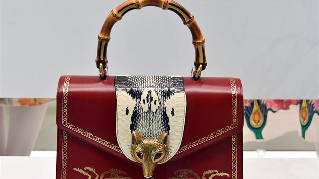 Luxusn kabelka znaky Gucci, kterou navrhoval Alessandro Michele, je z kolekce jaro/lto 2017. M bambusov chyt a vvod j zlat hlava liky, uniktn je i zlat rmovn a miniaturn bro v podob vely.