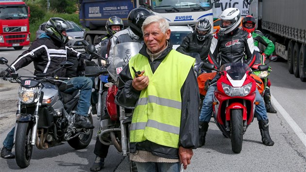 Nejvt komplikace pichzej na omezen v Kaplici-ndra. Provoz je siln a to ekn je hrozn. Nedivm se, e jsou idii nervzn, poznamenal Jaroslav Kaparovsk, kter u Kaplice-ndra d dopravu.