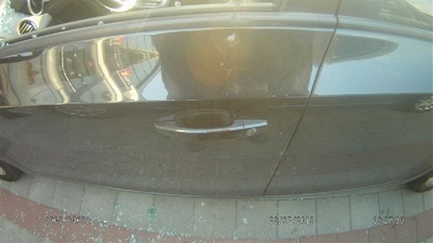 V rozplenm aut zaparkovanm ped obchodnm centrem v Brn sedla tlet holika. Strnci rozbili okno u idie a vythli ji ven.