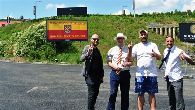 lenov Moravskho zemskho hnut pelepili v Brn ti billboardy moravskou vlajkou. Podle svho tvrzen tak chtli poukzat na problm s neleglnmi poutai.