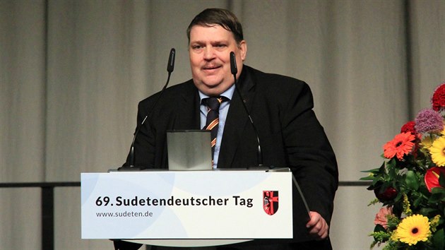 f Sudetonmeckho krajanskho sdruen Bernd Posselt vystoupil v bavorskm Augsburgu na 69. sjezdu SL. (19. kvtna 2018)