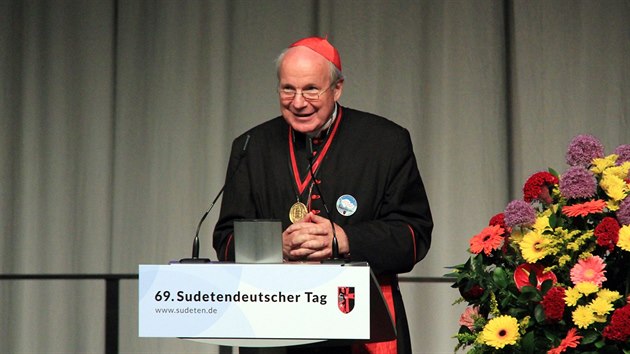 Vdesk arcibiskup Christoph Schnborn pevzal v bavorskm Augsburgu na 69. sjezdu Sudetonmeckho krajanskho sdruen nejvy sudetonmeck ocenn - Evropskou cenu Karla IV. (19. kvtna 2018).