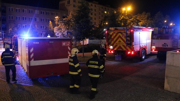 Zsah hasi kvli ohni v 9. pate v olomouckm hotelu v Jeremenkov ulici u hlavnho ndra. (20. kvtna 2018)