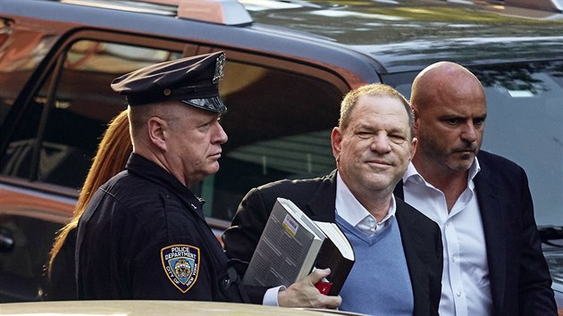Harvey Weinstein dorazil na manhattanskou sluebnu newyorsk policie. (2018)