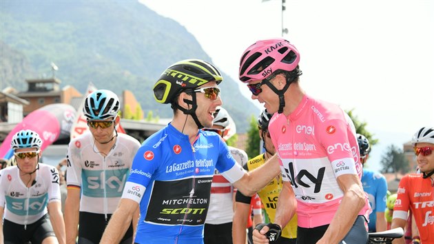 Chris Froome (vpravo) se Simonem Yatesem na startu dvact etapy Gira dItalia.