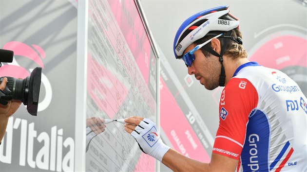 Thibaut Pinot na startu dvact etapy Gira dItalia.