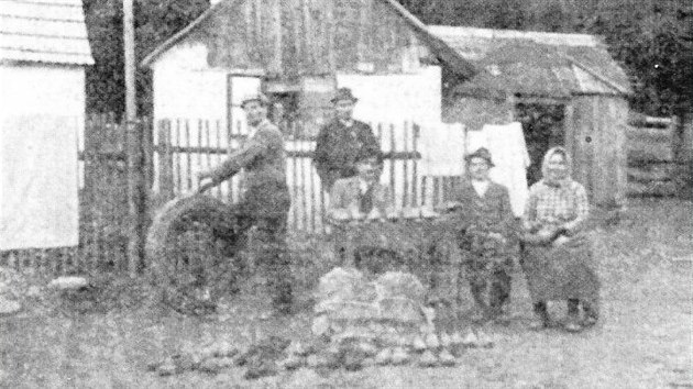 Dobov fotografie z ciknsk osady. Prvn skupinka bohusoudovskch Rom skonila v Osvtimi v roce 1941.