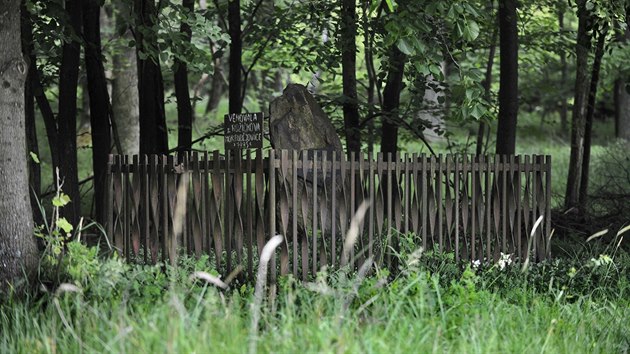 V Bohusoudov, pr metr od veln a ve stnu strom, je ukryt v ohrdce ze elezn psoviny prost kmen. Na nm je deska s npisem Na pam zdej ciknsk osady vyhlazen nacisty v roce 1941.