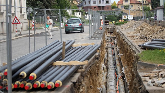 Stavba kruhov kiovatky u pelhimovskho kina Vesmr vrazn zashla do podnikn obchodnk v okol. Skrz uzavrky a jednosmrky se k nim zkaznci tko dostvaj.