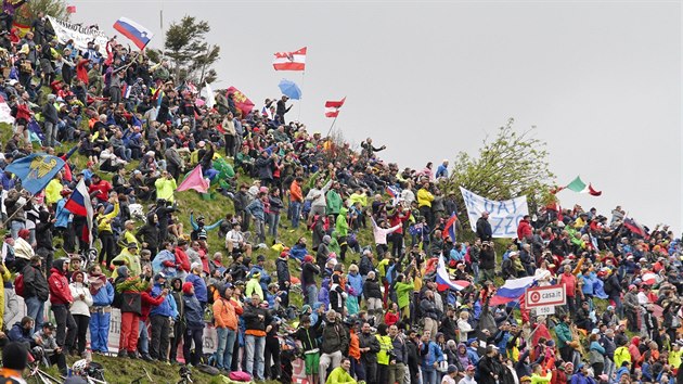 Fanouci na Giru povzbuzuj cyklisty pi stoupn na Zoncolan.