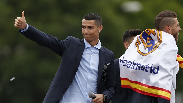 Cristiano Ronaldo zdrav fanouky Realu Madridu pi oslavch triumfu v Lize mistr.
