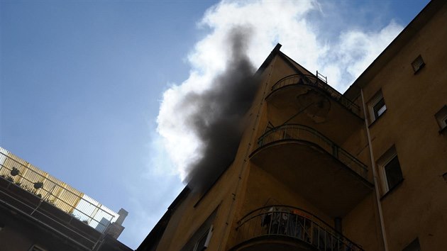 V pzemnm byt na praskm ikov vypukl por, hasii z domu evakuovali dvanct lid. (20. kvtna 2018)