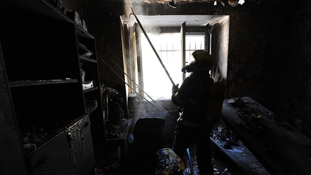 V pzemnm byt na praskm ikov vypukl por, hasii z domu evakuovali dvanct lid. (20. kvtna 2018)