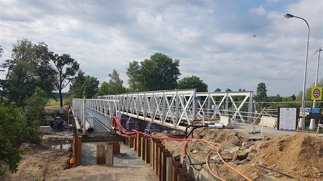 Most ve Svinarech pes eku Orlici rozdlili dlnci na dva kusy. Improvizovan lvka poslou pm a cyklistm (22.5.2018).