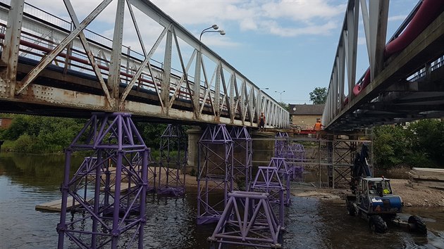 Most ve Svinarech pes eku Orlici rozdlili dlnci na dva kusy. Improvizovan lvka poslou pm a cyklistm (22.5.2018).