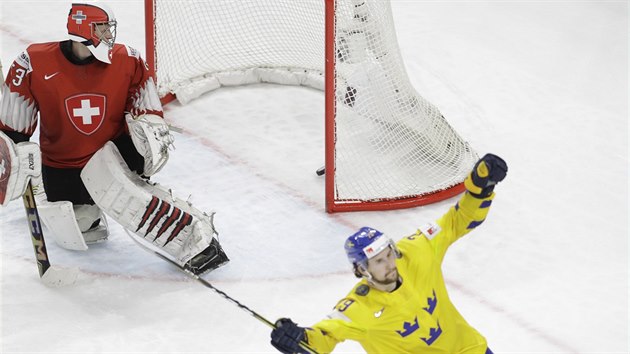 Zatmco vcarsk brank  Leonardo Genoni  smutn sleduje puk v sti, vdsk tonk Filip Forsberg js.