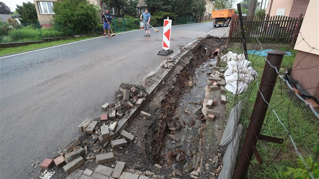 Obyvatel Zajeova na Berounsku uklzej nsledky povodn, kter zniila kanalizaci a chodnk. (25.5.2018) 